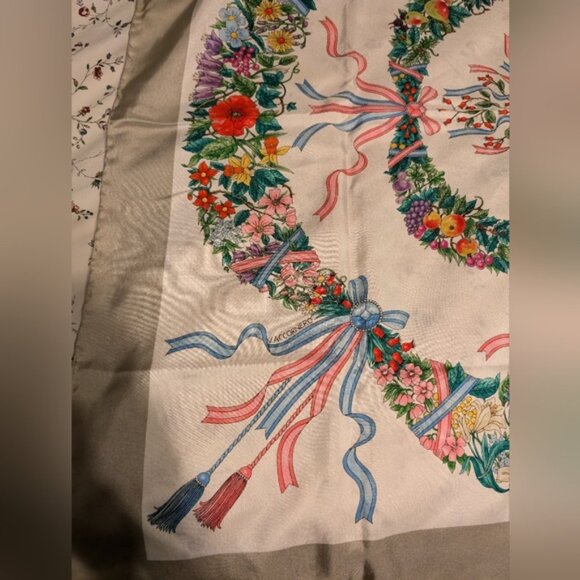 Authentic Gucci Floral V.Accornero Silk Scarf - Picture 5 of 15
